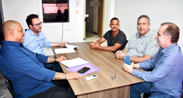 Prefeito Luiz Dalben assina autorização para regularização fundiária do Bandeirantes 4