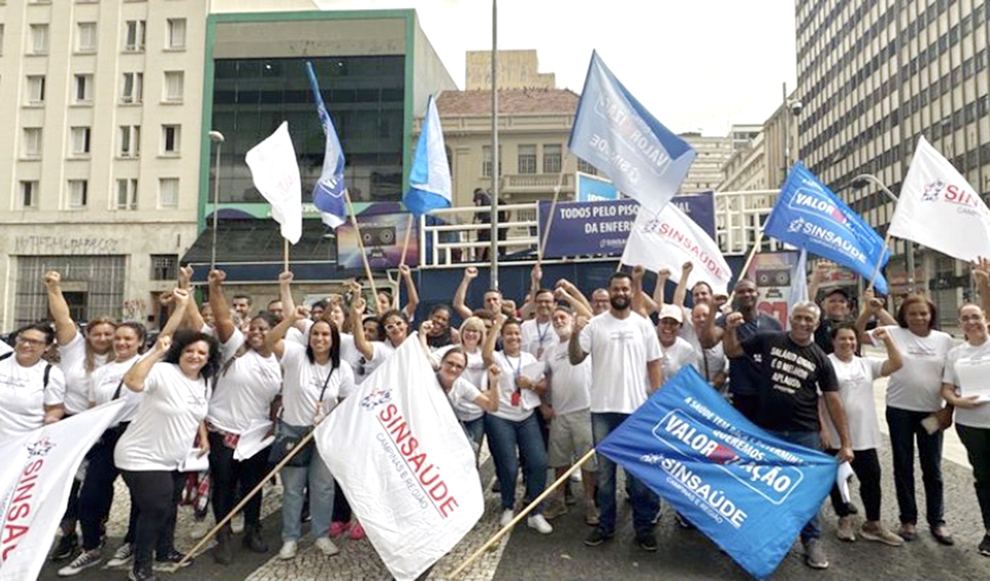 Enfermeiros fazem protesto, pedem  piso salarial nacional e reforçam greve