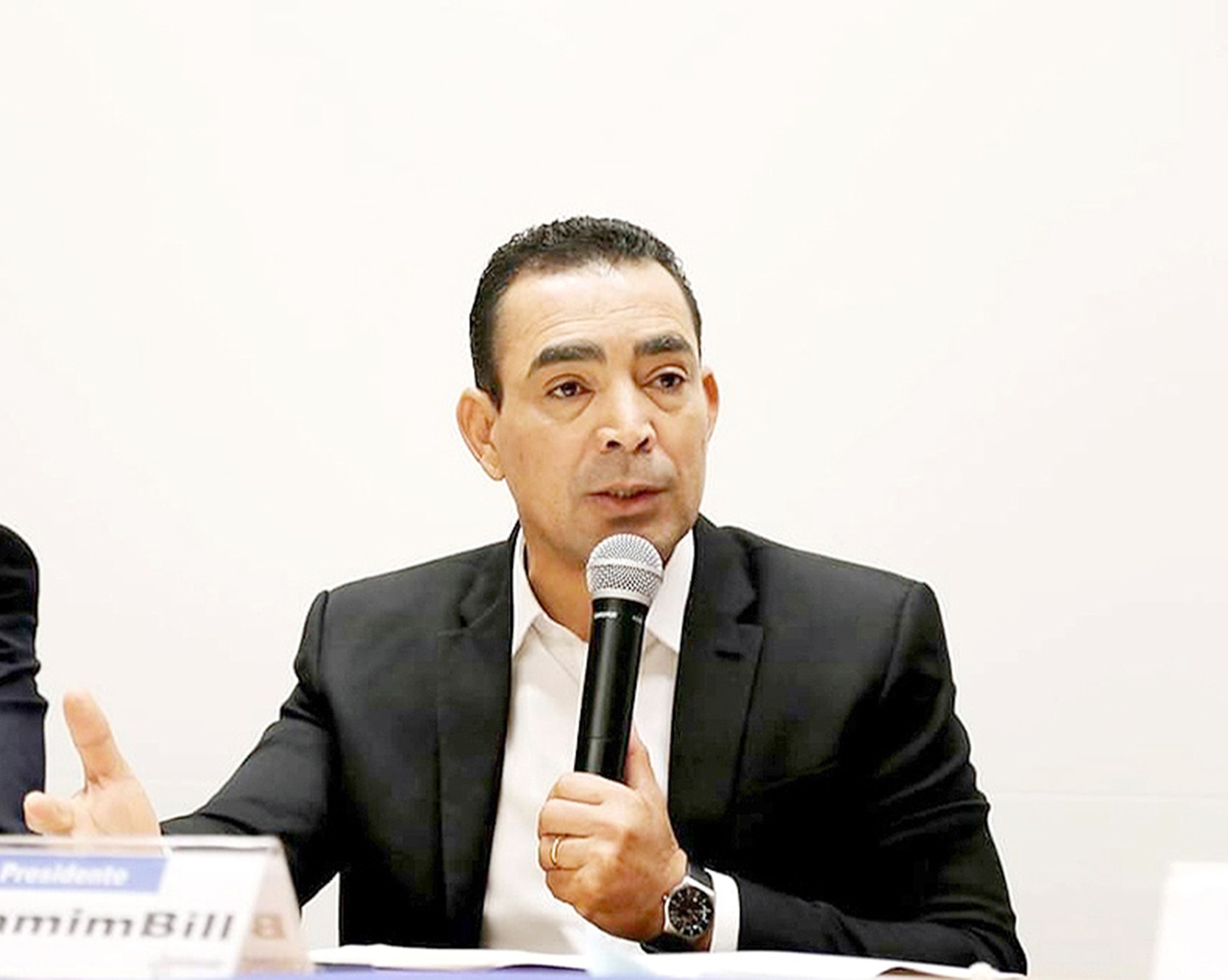 Bill tem passaporte suspenso e veículos bloqueados pela Justiça após dívida