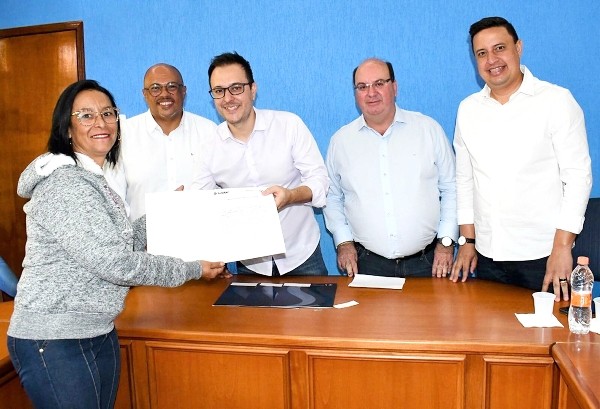 Prefeito Luiz Dalben entrega 20 termos de regularização fundiária