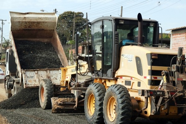 Máquinas aceleram ritmo das obras no Jardim Colina, em Monte Mor
