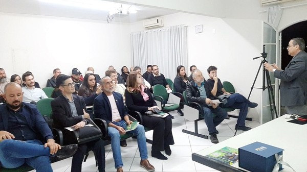 Palestra sobre reforma tributária reúne empresários e comerciantes da região