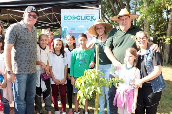 Edivaldo Brischi emplaca programa de plantio em calçadas de moradores