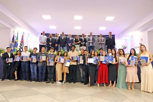 Legislativo empossa 21 parlamentares jovens para exercício 2024 em Sumaré