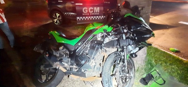 Jovem colide violentamente contra poste em Nova Odessa