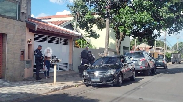 Baep detém dois pela participação no roubo à casa de policial militar