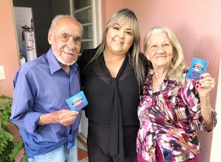 Idosos da ‘Vila Melhor Idade’ recebem  cestas básicas e convites de Carnaval