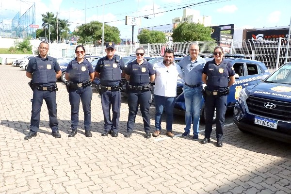 Zezé Gomes acompanha entrega de 11 novas viaturas para Guarda Municipal