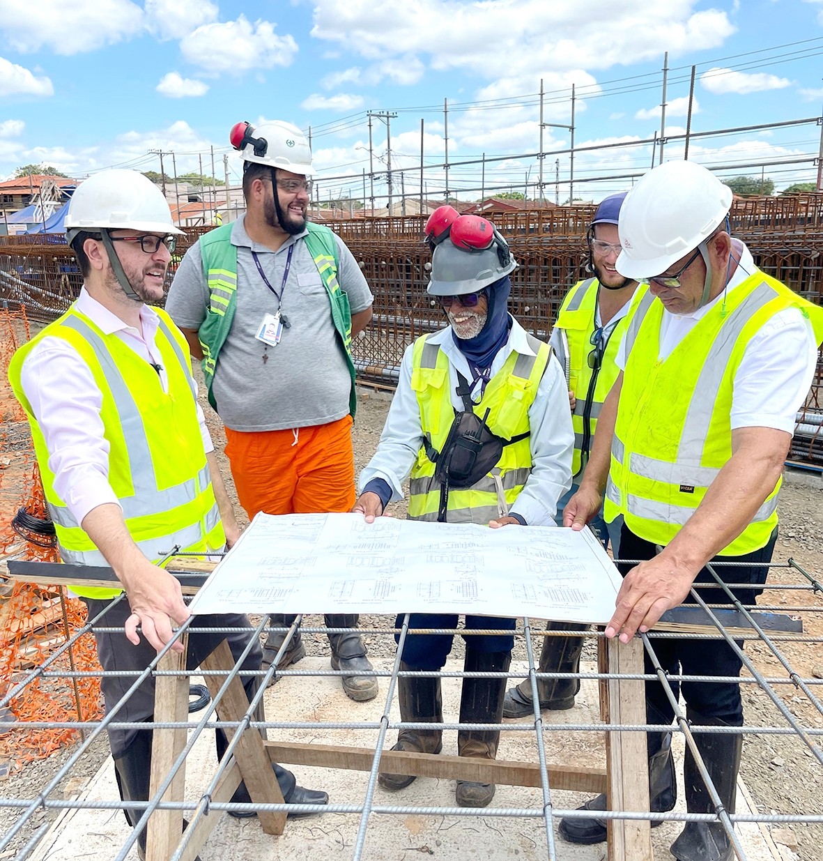 Luiz Dalben vistoria construção de viaduto do Jardim Primavera
