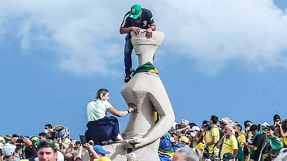 Moradora de Paulínia que pichou estátua do STF vai para prisão domiciliar