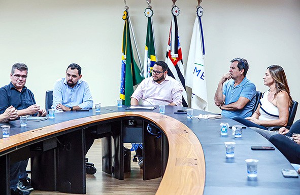 Danilo Barros regulamenta psicologia e serviço social nas escolas de Paulínia