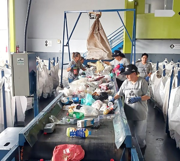 Com coleta seletiva, região se movimenta para combater poluição plástica