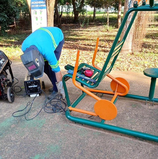 Dispositivos públicos vandalizados são consertados em Hortolândia