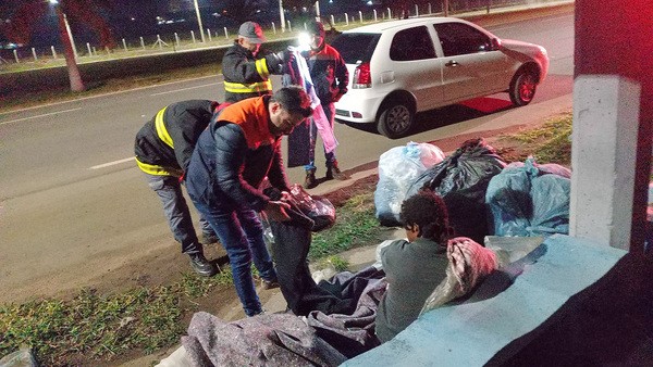 Mineirinho atende população de rua na madrugada fria em Nova Odessa