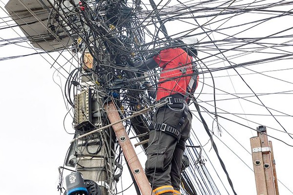 Empresas serão obrigadas a retirar fios inutilizados em postes de Monte Mor