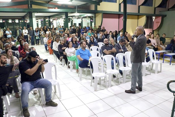 Zezé Gomes apresenta políticas públicas a moradores do Amanda