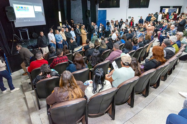 Zezé Gomes confirma contratação de 34 guardas municipais e 96 totens