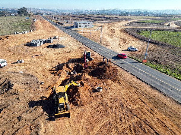 Obra na Estrada da Balsa avança com execução de drenagem em Americana