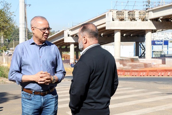 Zezé Gomes vistoria obras do viaduto na Vila Real e avanços já alcançam 75%