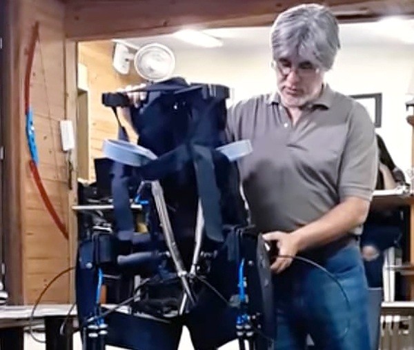 Criador da luva biônica de maestro testa novo exoesqueleto em Sumaré