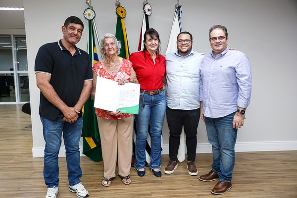 Danilo Barros entrega 39 matrículas a moradores do Cooperlotes, em Paulínia