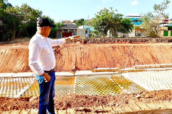 Zezé acompanha avanços nas obras do Parque Socioambiental Santa Emília
