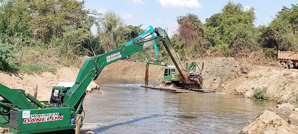 Monte Mor inicia desassoreamento do Rio Capivari e tenta evitar enchentes
