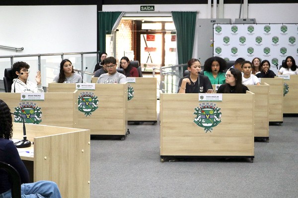 Câmara Jovem discute proibição de celular dentro de escolas de Paulínia