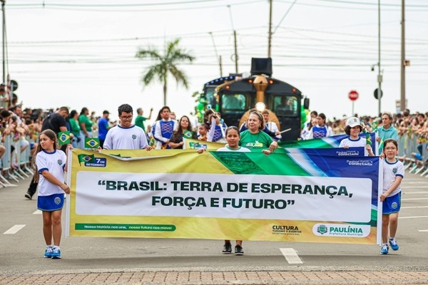 Desfile em Paulínia reúne 10 mil pessoas no Parque Brasil 500