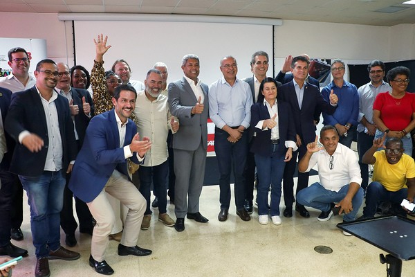 Zezé Gomes recepciona governador da Bahia em visita à CAF, em Hortolândia