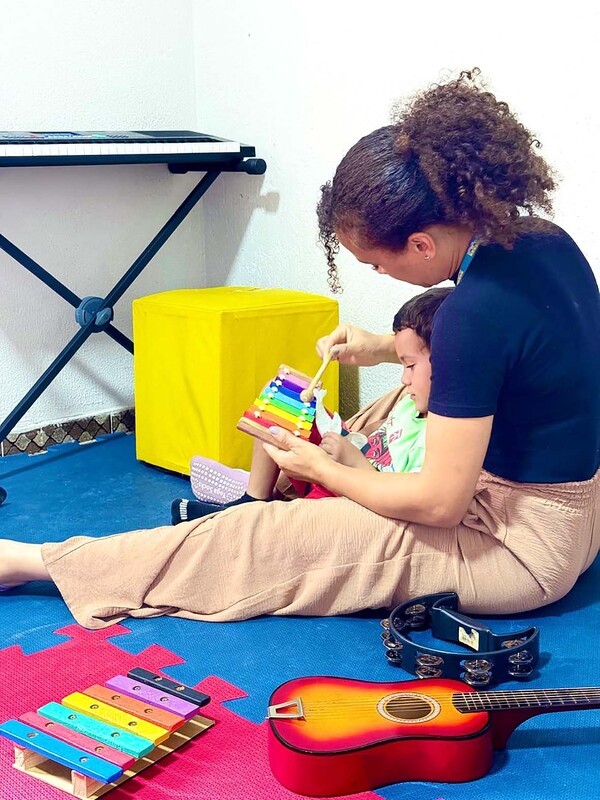 Musicoterapia auxilia crianças a ler, escrever e realizar cálculos na região