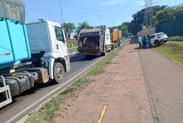 Fiscalização autua 15 veículos em blitz de transporte de resíduos em Sumaré