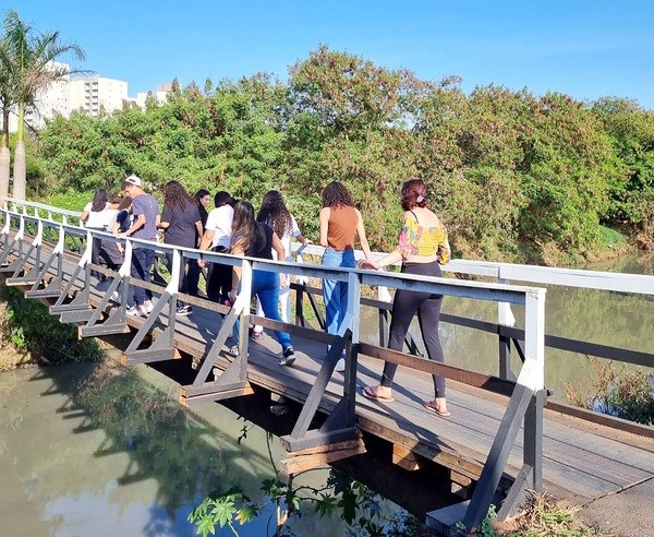 Alunos da EE Alice Souza realizam caminhada ecológica no Quilombo