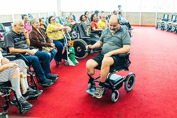 Paulínia realiza entrega de 18 cadeiras de rodas motorizadas