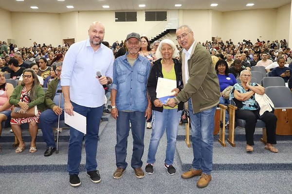 Hortolândia entrega 500 títulos para famílias do Jd. Boa Esperança