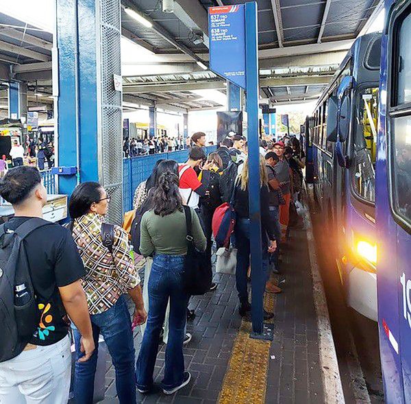 Passageiros relatam goteira e atrasos em ônibus entre Sumaré e Campinas