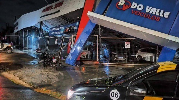 Chuvas fortes com granizo atingem estrutura de loja, causam alagamentos e quedas de árvores em Sumaré