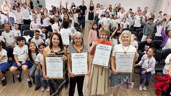 Chico entrega Prêmio Excelência Educacional de alfabetização