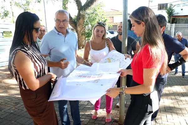 Zezé avalia projeto de revitalização da Praça São Francisco em Hortolândia