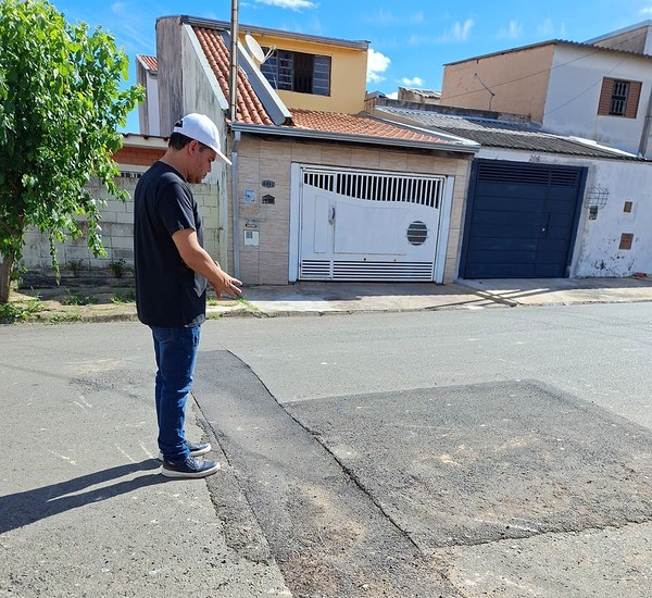 Professor Edinho aponta afundamentos no asfalto e solicita reparos em Sumaré