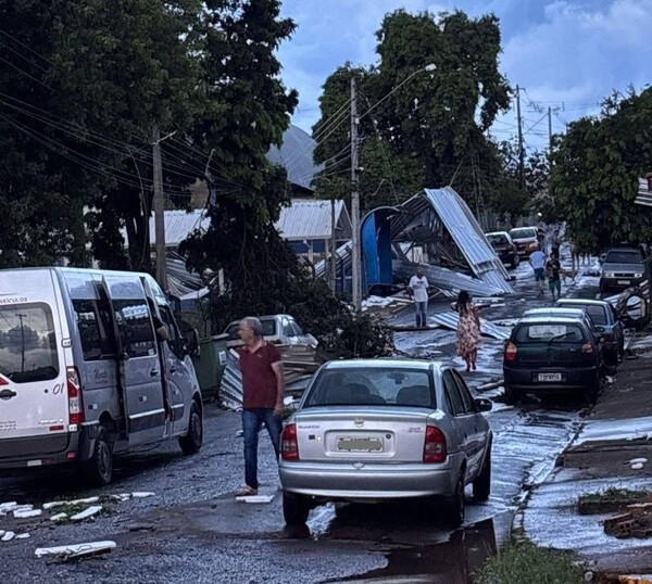 Tempestade atinge Cardeal, derruba árvores e suspende atendimentos de saúde