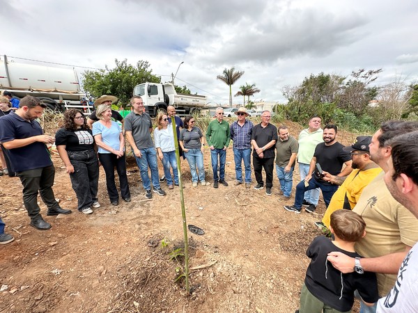 Chico Sardelli dá início ao Refloresta Americana com projeto em córrego