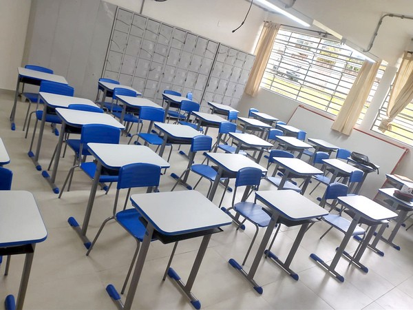 Estado entrega conjuntos de carteiras e cadeiras em escola de Hortolândia