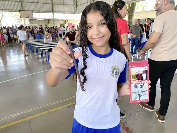 Estudantes de Hortolândia ganham caixa com doze lápis de cor ‘Tons de pele’