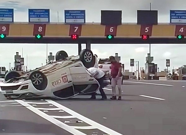 Veículo capota próximo ao pedágio da Anhanguera, em Nova Odessa