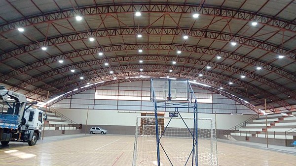 Ginásio Baía Assis ganha nova iluminação em Monte Mor