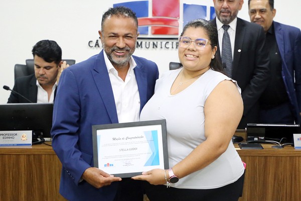 Hélio Silva homenageia professora por inovação e protagonismo em Sumaré