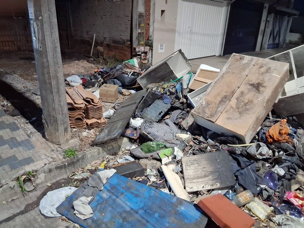 Lixo acumulado preocupa moradores no Residencial Bordon 2, em Sumaré