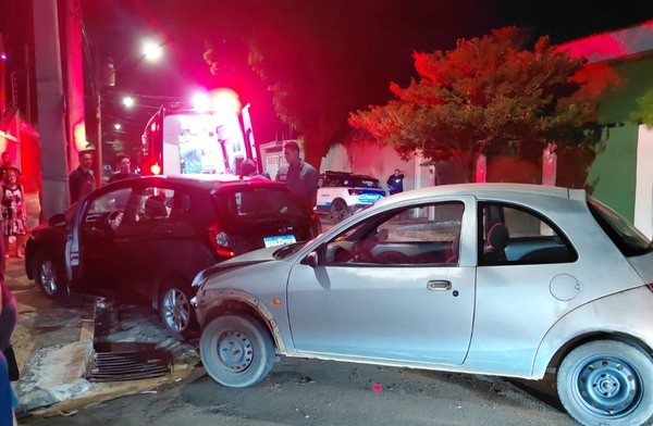 Motorista com carro roubado causa acidente, deixa casal ferido e foge em Americana