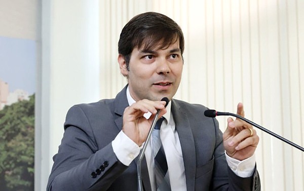 Leitinho exonera secretário-adjunto após operação policial ligada ao PCC